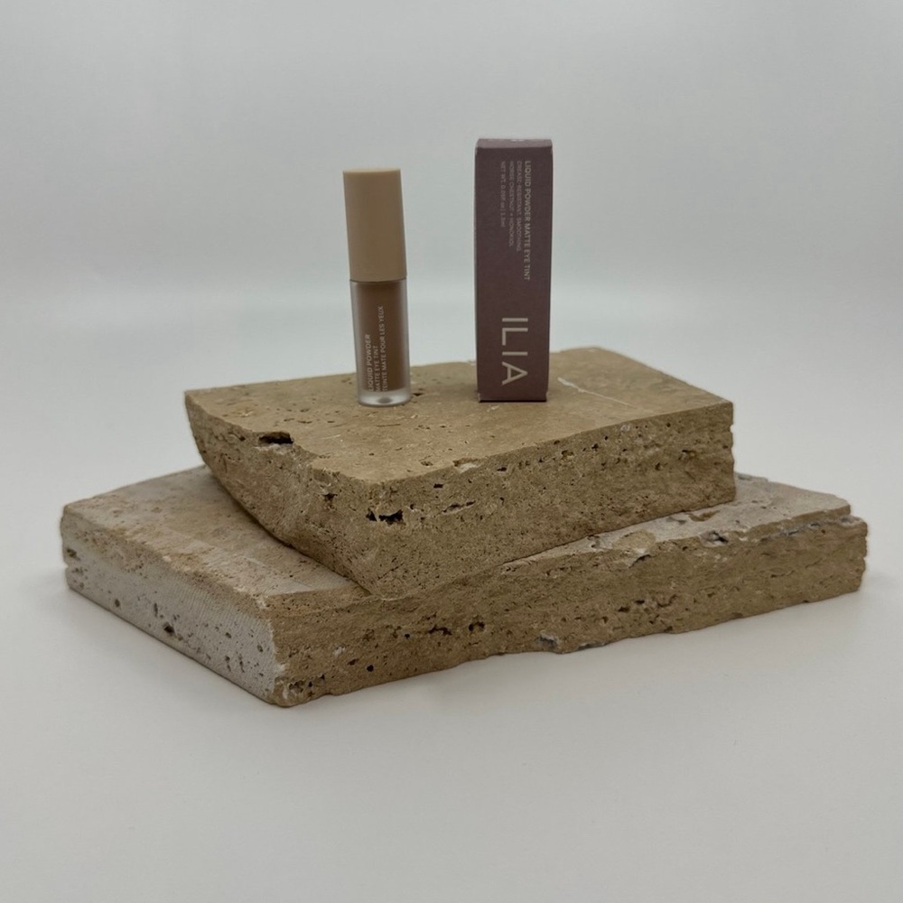 NIB. Ilia . Powdered Matte Eye Tint. 1.5 mL